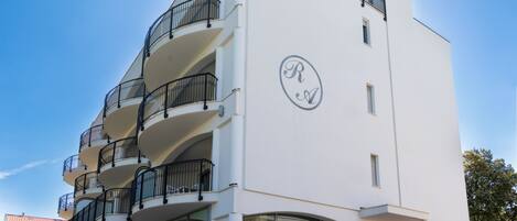 Vista frontal de la propiedad