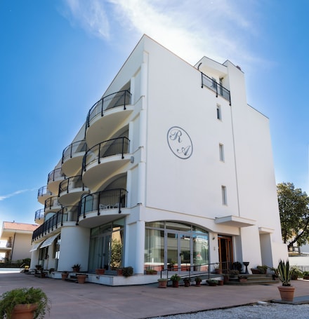Fachada de la propiedad. Altamira Residence