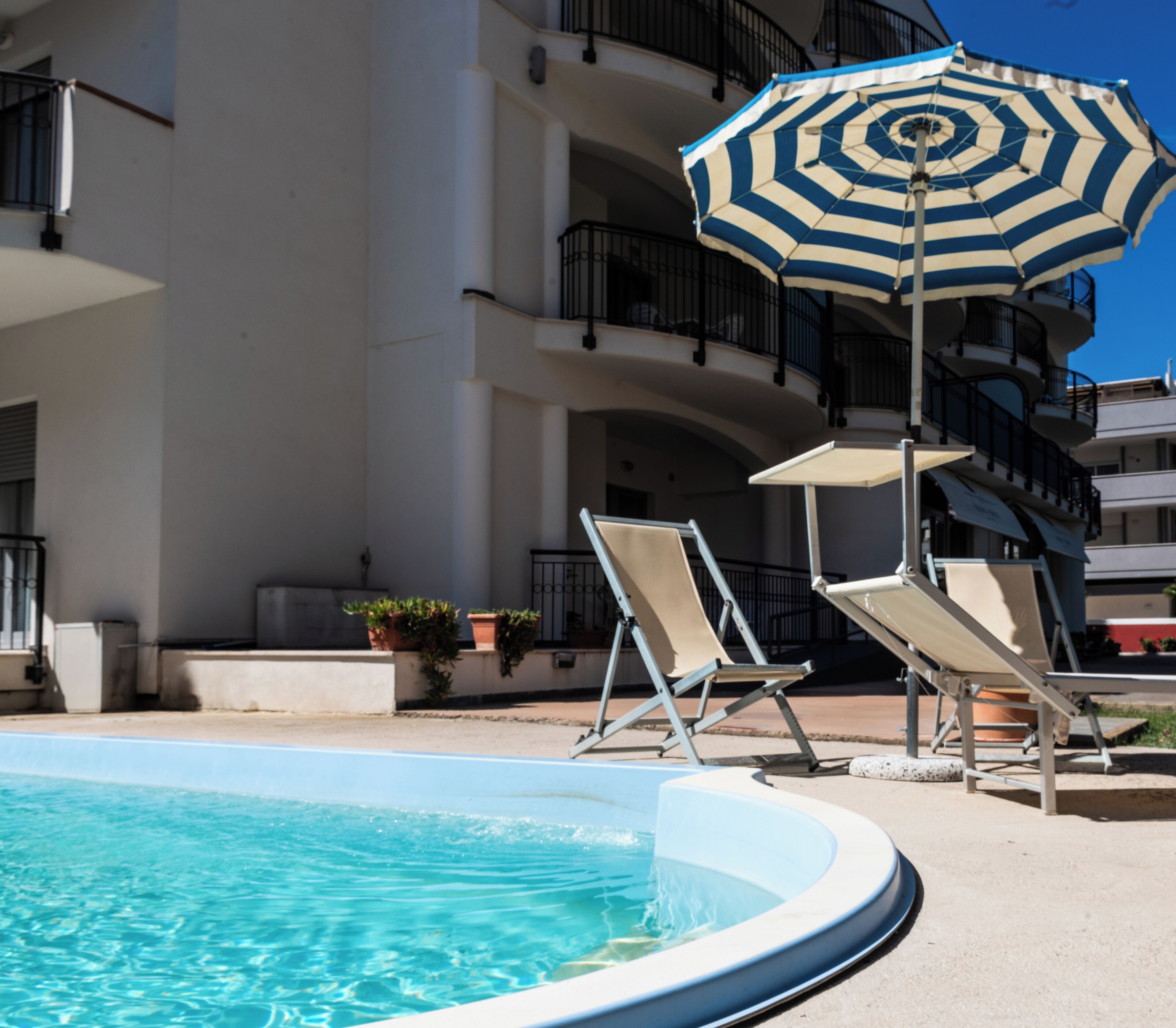 Außenpool (je nach Saison geöffnet), Sonnenschirme, Liegestühle