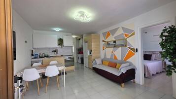 Apartment, 2 Bedrooms, Accessible, Smoking | Living room