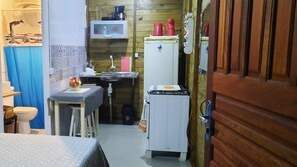 Fridge, oven, stovetop, coffee/tea maker