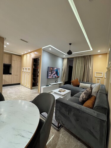 Luxury apartment free netflix and garage 