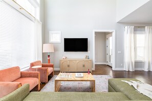 Smart-TV, Kamin, Tischtennisplatte, Bücher