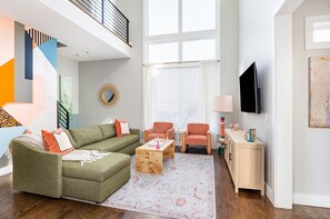 Een smart-tv, een open haard, een tafeltennistafel en boeken