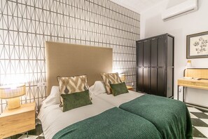 5 bedrooms, iron/ironing board, WiFi, bed sheets