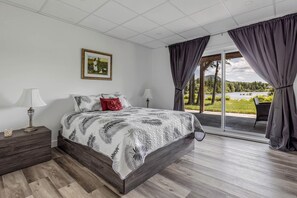 3 室のベッドルーム、デスク、アイロン / アイロン台、旅行用ベビーベッド