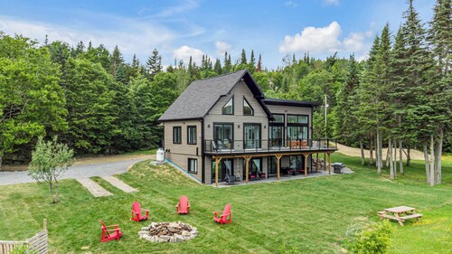 Villa du Lac Poulin waterfront