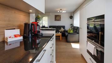 Kühlschrank, Mikrowelle, Ofen, Geschirrspüler