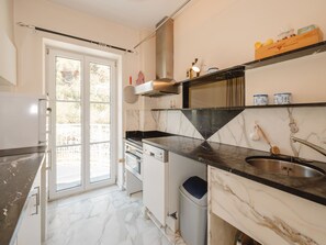 Geladeira, fogão, lava-louças, talheres/pratos/utensílios de cozinha