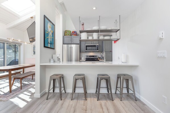 Fridge, microwave, oven, stovetop - Bright & Airy Modern Cozy Condo in the Heart of Snowmass Village (Snowmass Village)