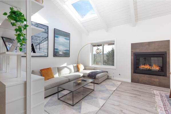 Smart TV, fireplace