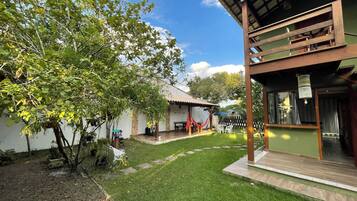 Suíte superior, sacada, vista para o jardim | Terraço/pátio