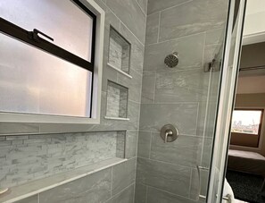 Hair dryer, towels, soap, toilet paper - Ideal Seattle Location / City Skyline
 (Seattle)