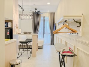 Apartment, 2 Bedrooms | 2 bilik tidur, seterika/papan seterika, Wi-fi percuma, cadar katil 