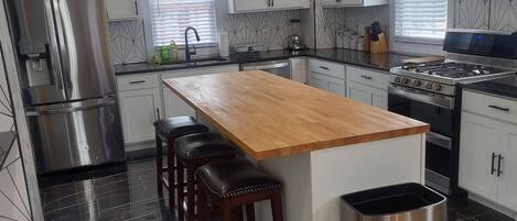 Micro-ondes, four, plaque de cuisson, lave-vaisselle