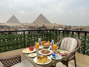 Free daily full breakfast - Pyramids Crypt Hotel (Giza)