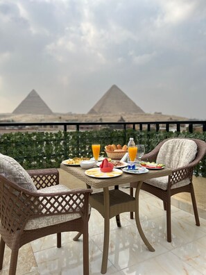 Free daily full breakfast - Pyramids Crypt Hotel (Giza)