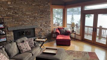 Televisión y chimenea