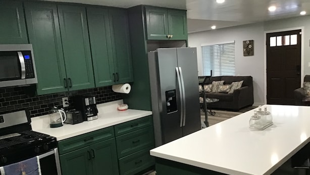 Coffee/tea maker, fridge, microwave, oven - Spacious 4-bedroom house with AC, fitness equipment in wonderful Lakeside (Lakeside)