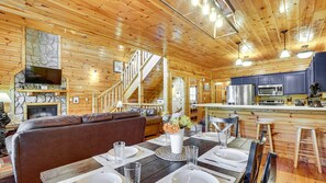 Dining - Top-Ranked Cabin! Great Amenities! Perfect Location! Secluded Hideaway. Ez Roads (Sevierville)