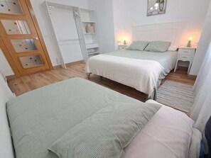 4 soverom, strykejern/-brett, internettilgang og sengetøy