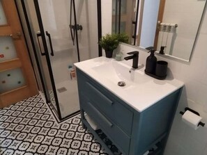 Douche, sèche-cheveux, serviettes fournies