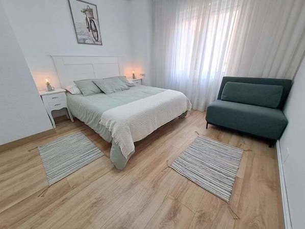 4 bedrooms, iron/ironing board, Internet, bed sheets