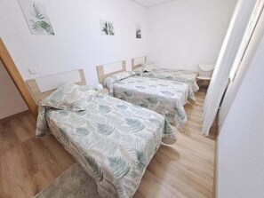 4 habitaciones, tabla de planchar con plancha, internet y ropa de cama 