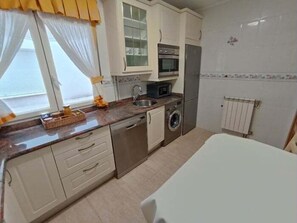 Kjøleskap, mikrobølgeovn, ovn og oppvaskmaskin