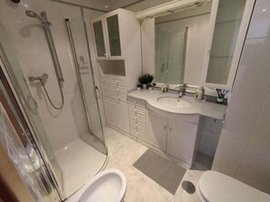 Dusche, Haartrockner, Handtücher