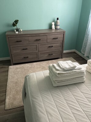 1 bedroom, iron/ironing board, WiFi, bed sheets - Guest suite with pool (Seminole)