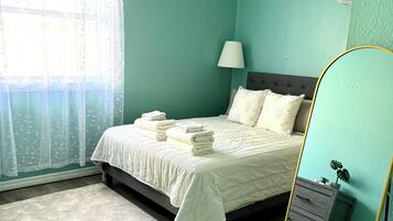 1 slaapkamer, een strijkplank/strijkijzer, wifi, beddengoed