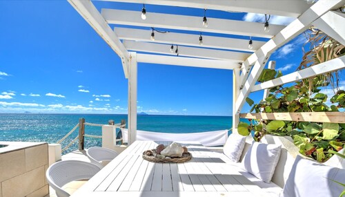 Dream Beachfront Home : Stunning sea views, private pool and walking distance 