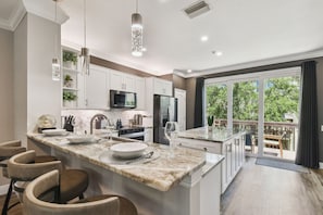 Geladeira, micro-ondas, fogão, cooktop