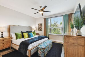 3 habitaciones, escritorio y tabla de planchar con plancha 