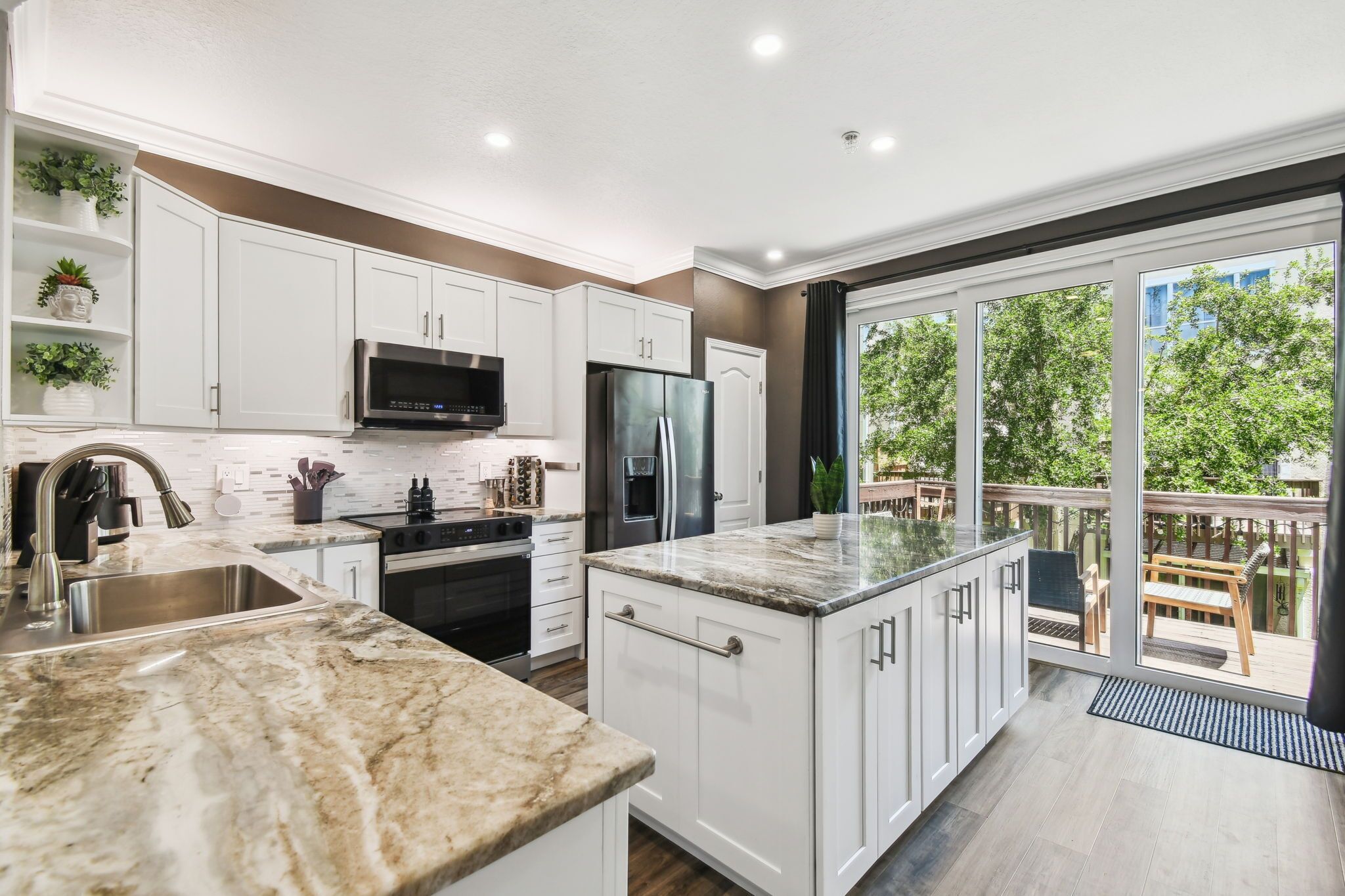 Jääkaappi, mikroaaltouuni, uuni, liesi