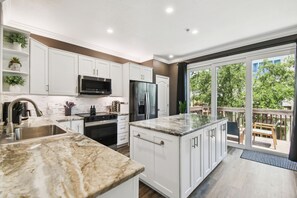 ثلاجة، ميكروويف، فرن، موقد طهي مسطح