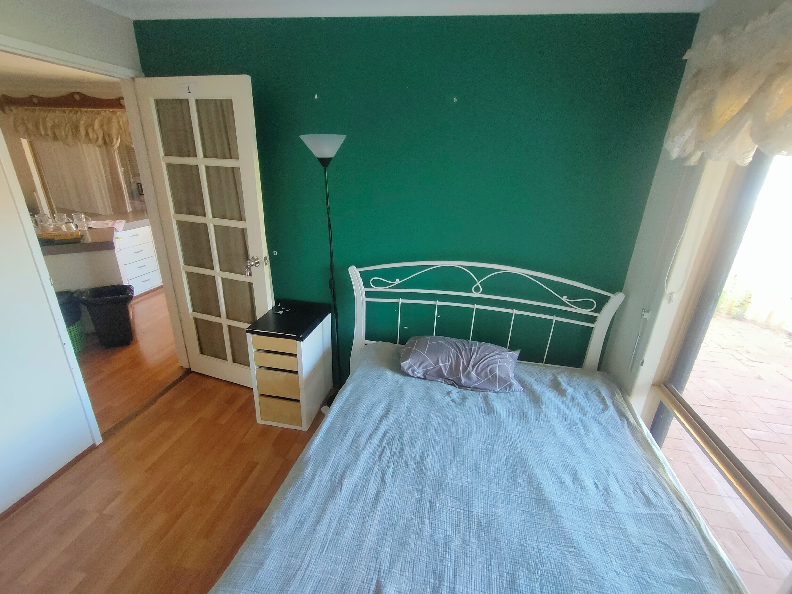 5 bedrooms, iron/ironing board, WiFi, bed sheets