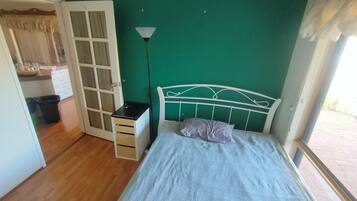 5 bedrooms, iron/ironing board, WiFi, bed sheets