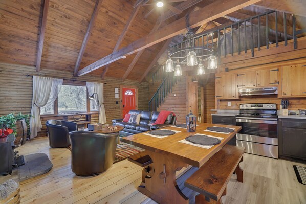 Interior - Cozy Pocono Mountain Rustic Log Cabin with Woods View, Loft King Bed (Tobyhanna)