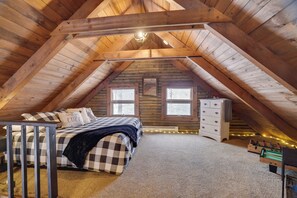 3 bedrooms, desk, iron/ironing board, travel cot - Cozy Pocono Mountain Rustic Log Cabin with Woods View, Loft King Bed (Tobyhanna)
