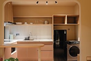 Apartamento familiar, cocina, vistas a la piscina | 1 dormitorio, escritorio, espacio para trabajar con un portátil