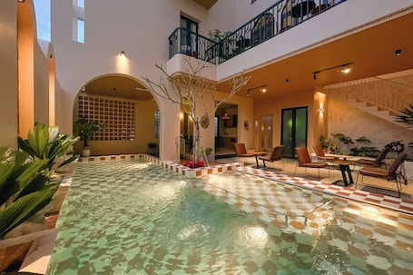 Una piscina techada, una piscina al aire libre