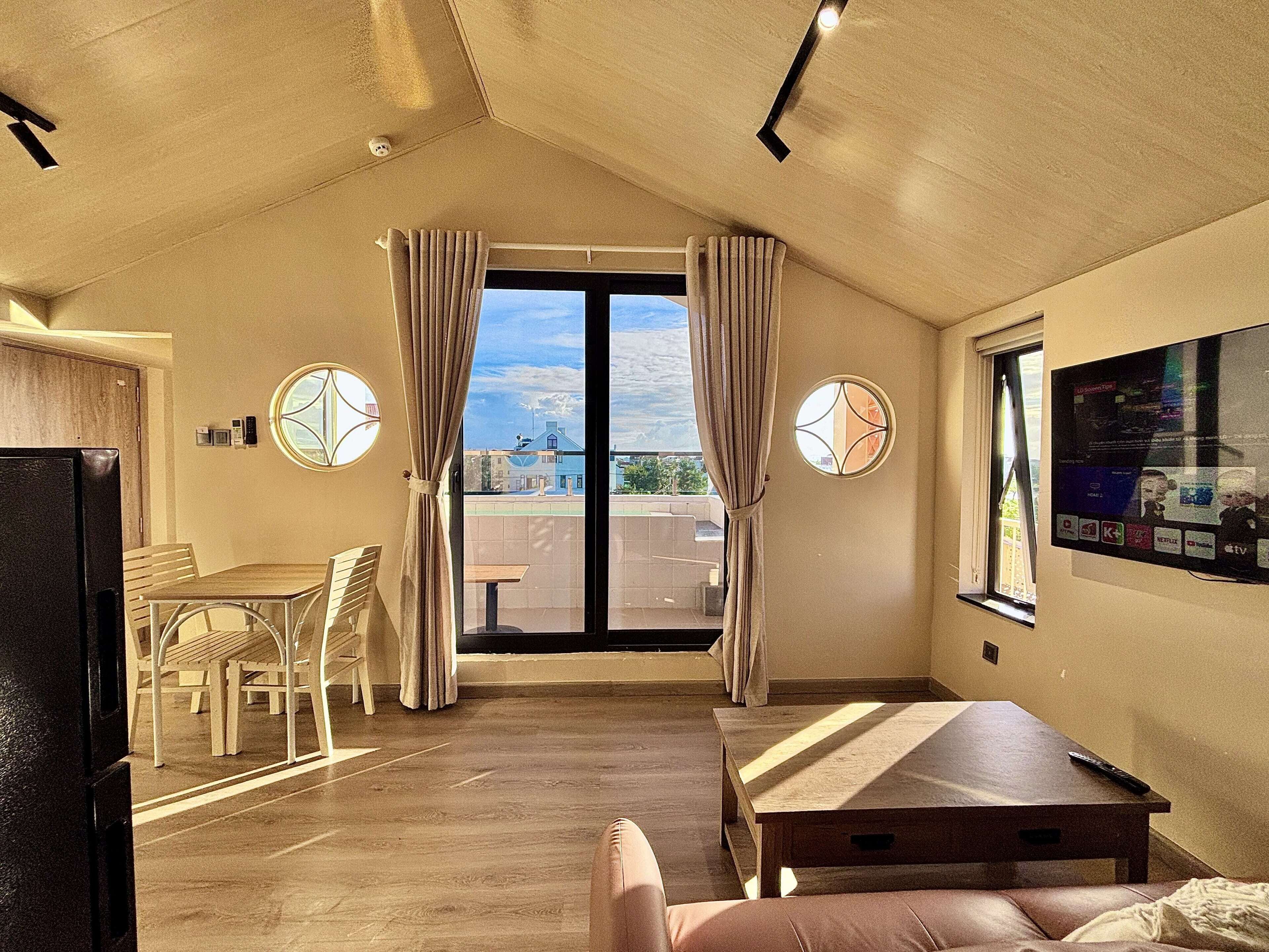 Penthouse Cao cấp, quang cảnh thành phố | Phòng khách | TV màn hình phẳng 55-inch có truyền hình kỹ thuật số, TV 