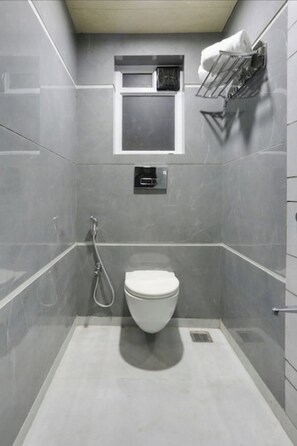 Deluxe Double Room | Bilik Mandi | Pancuran mandi, kelengkapan dandanan diri percuma, tuala disediakan 