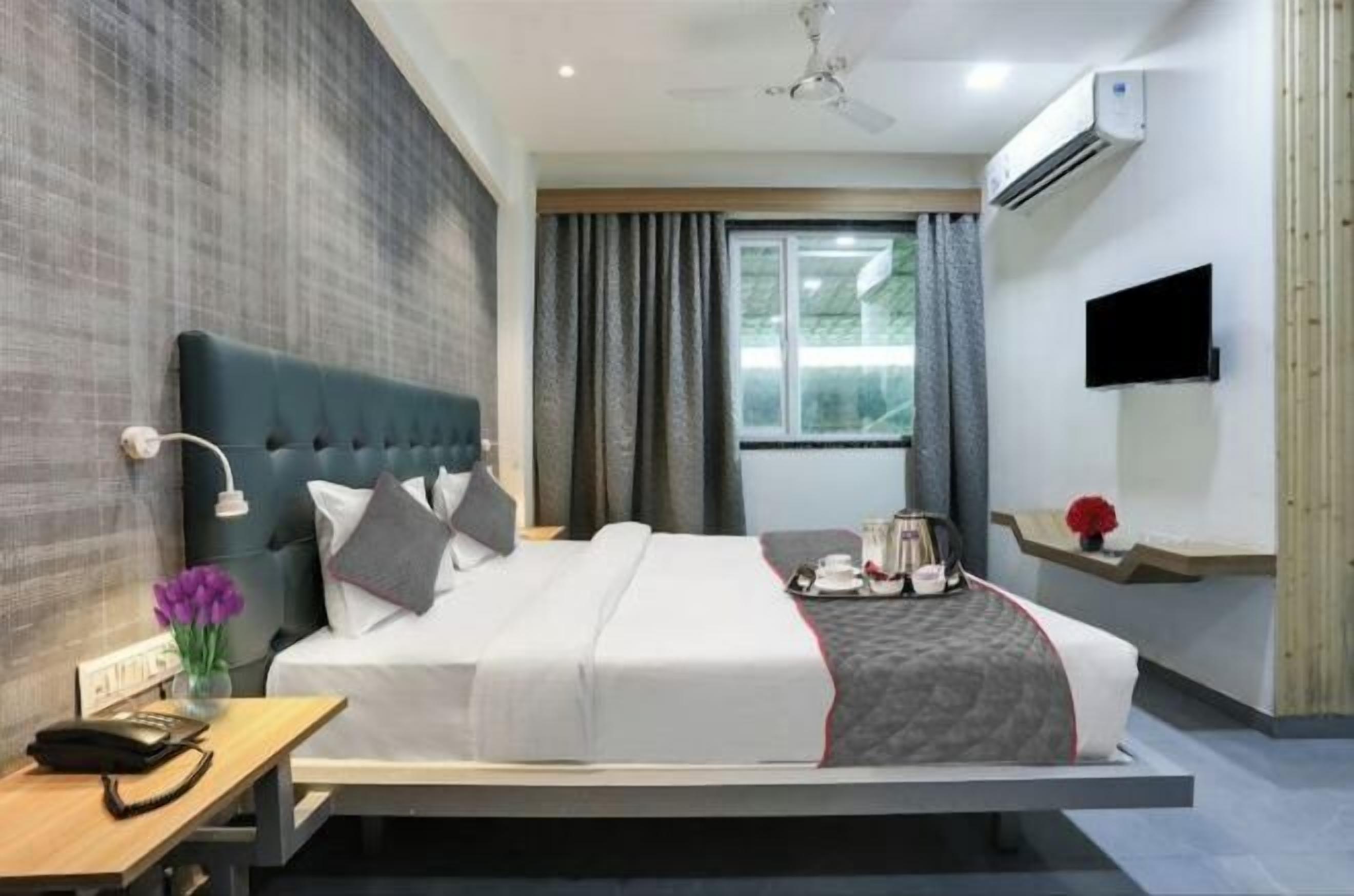 Desk, free WiFi, bed sheets