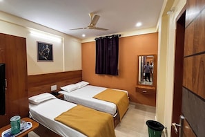 Minibar, free WiFi, bed sheets