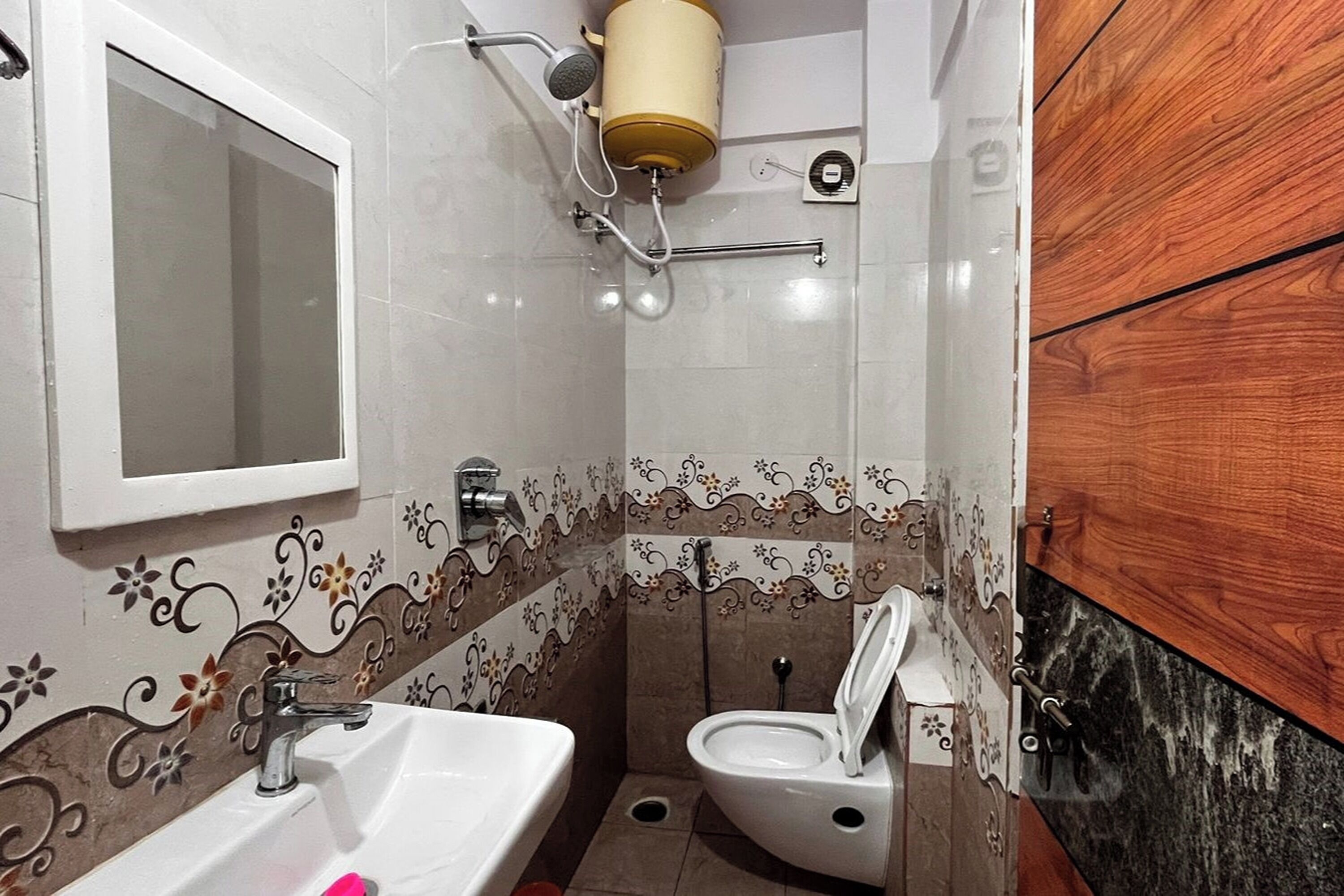 Chuveiro, chuveiro com efeito de chuva, toalhas de banho 