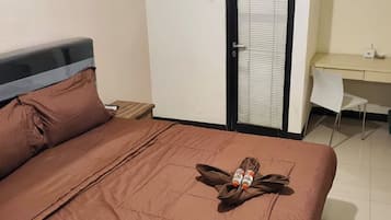 Studio | Desk, free WiFi