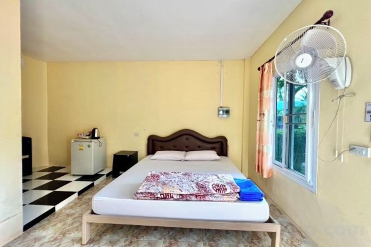 WiFi (free), bed sheets
